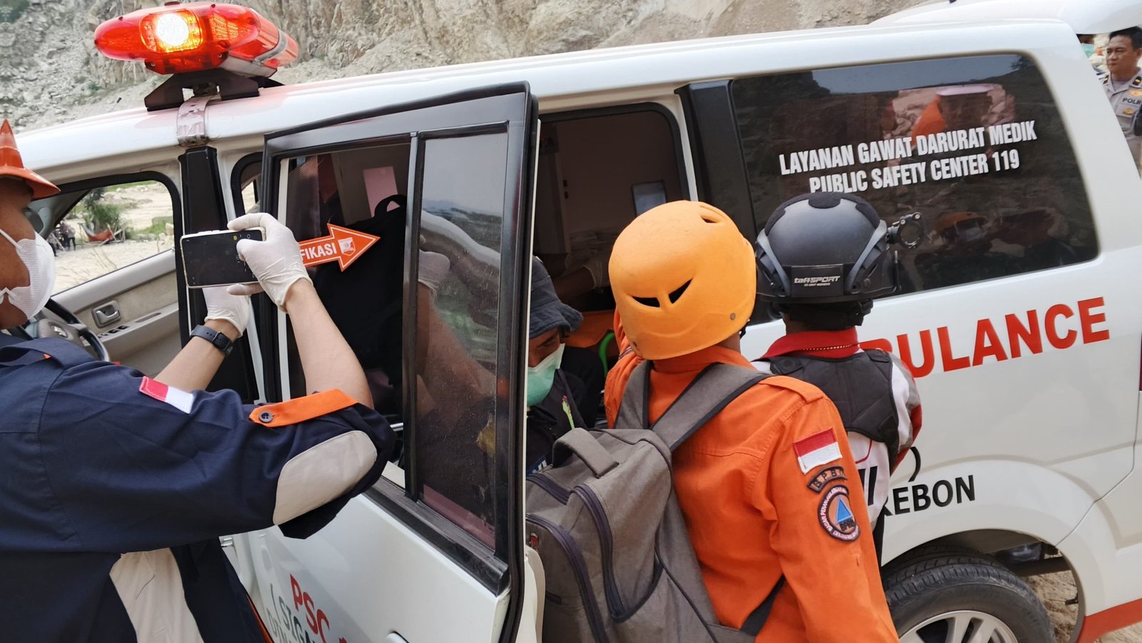 Tim SAR gabungan berhasil mengevakuasi tiga korban longsor tambang galian C Gunung Kuda, Kabupaten Cirebon, Provinsi Jawa Barat (31/5). Sumber Foto: Basarnas