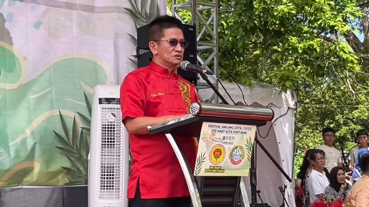 Foto: Ketua Panitia, Hendry Pangestu Lim, menyampaikan kata sambutan sekaligus menjelaskan penyelenggaraan Festival Bakcang tahun ini jauh lebih meriah dibanding tahun-tahun sebelumnya. Dok. Ambo/Faktakalbar.id
