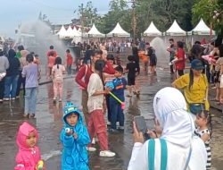 Perang Air Meriahkan Festival Bakcang 2025 di Pontianak
