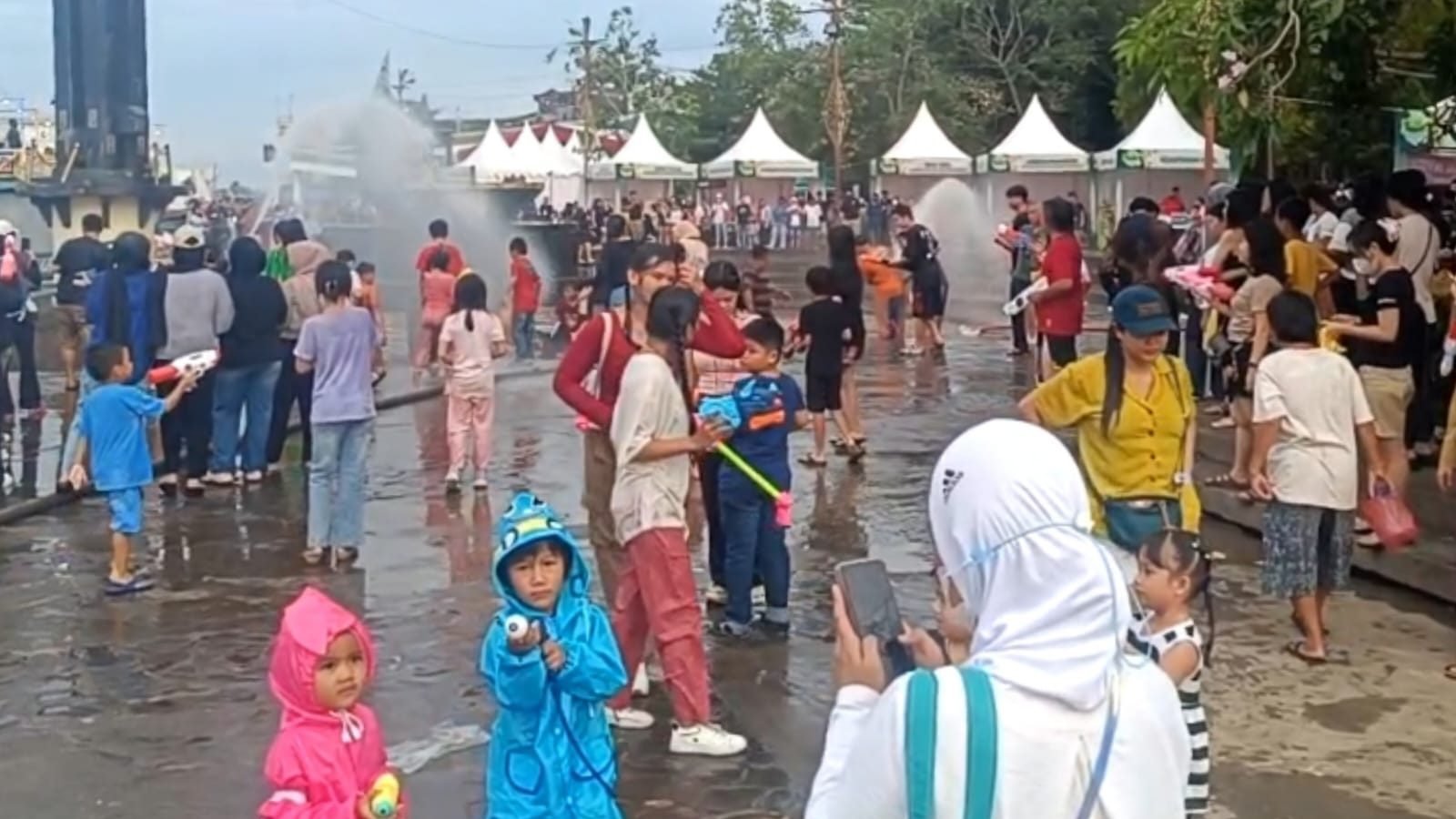 Foto: Suasana perang air di Festival Bakcang 2025 tepatnya di Taman Alun-Alun Kapuas Pontianak, dimeriahkan oleh masyarakat. Dok. Ambo/Faktakalba.rid