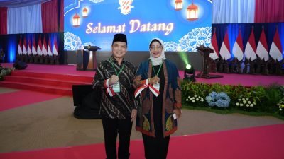 Gubernur Kalbar Ria Norsan dan istri, Bupati Mempawah Erlina, saat menghadiri acara Halal Bihalal Presiden Prabowo bersama purnawirawan TNI-Polri di Balai Kartini, Jakarta. Foto: HO/Faktakalbar.id