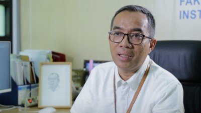 Menteri Pendidikan Tinggi, Sains, dan Teknologi Brian Yuliarto menegaskan pentingnya kesejahteraan guru dan dosen sebagai prioritas utama dalam peringatan Hardiknas 2025, Jumat (2/5/2025). Foto: cnn