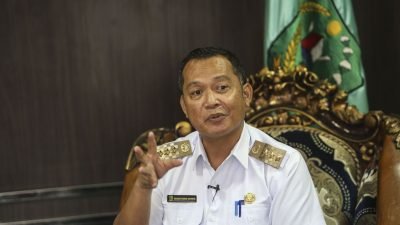 Bupati Bengkayang menginstruksikan pemasangan umbul-umbul dan pembersihan lingkungan untuk menyambut kunjungan Presiden Prabowo Subianto pada 2 Juni 2025. Dok. Ist.