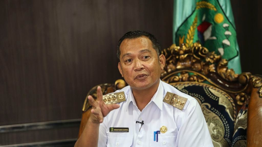 Bupati Bengkayang menginstruksikan pemasangan umbul-umbul dan pembersihan lingkungan untuk menyambut kunjungan Presiden Prabowo Subianto pada 2 Juni 2025. Dok. Ist.