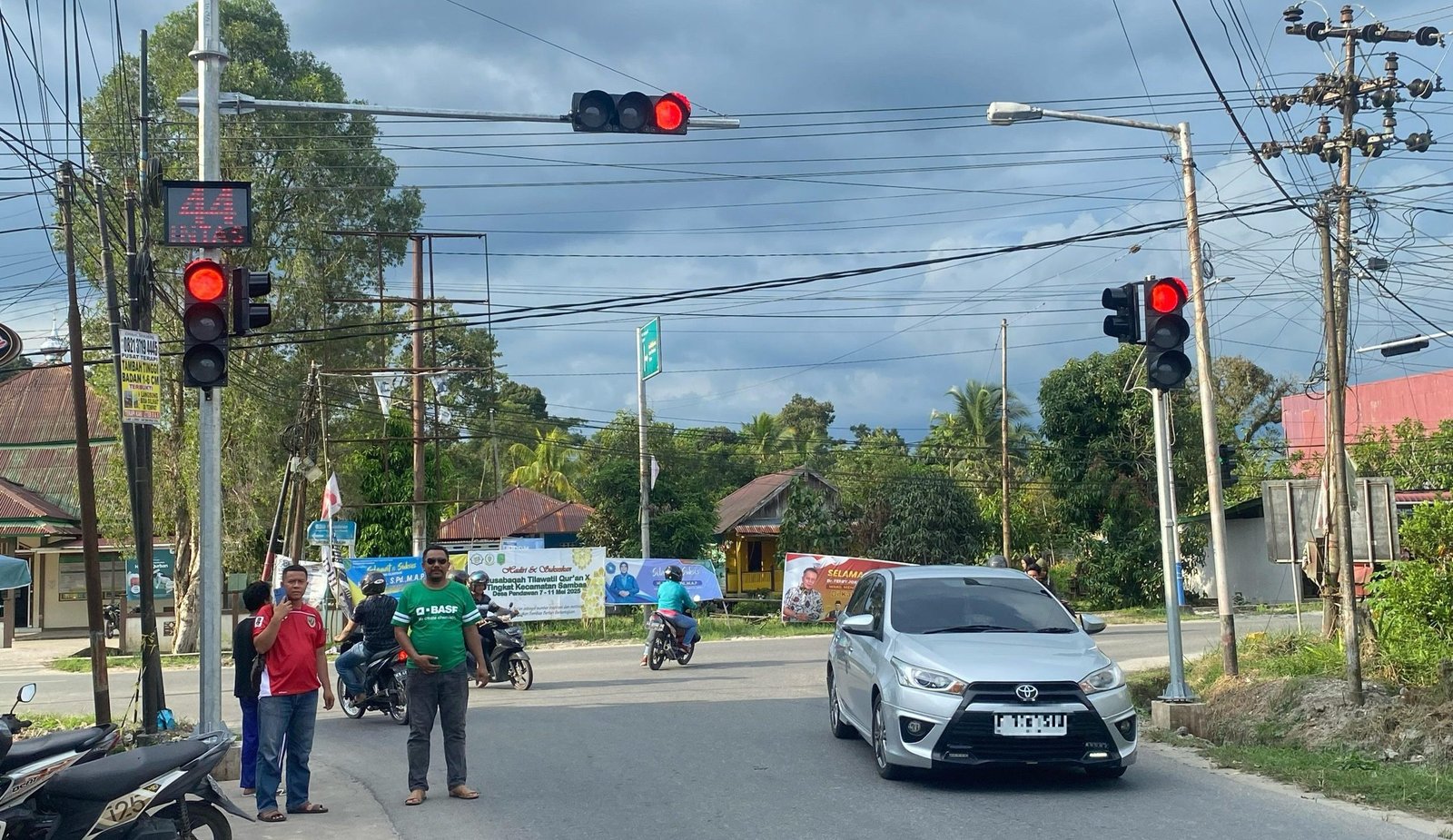 Traffic Light di Simpang 3 Jalan Pembangunan Sambas sudah mulai diuji cobakan, Senin (26/5/2025). (Dok. DNS/Faktakalbar.id)