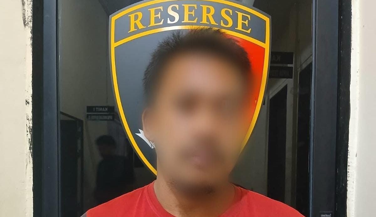 Seorang pria di Sekadau ditangkap setelah menganiaya dua saudara kandungnya dalam keadaan mabuk. Pelaku gunakan sekop dan dodos saat kejadian.