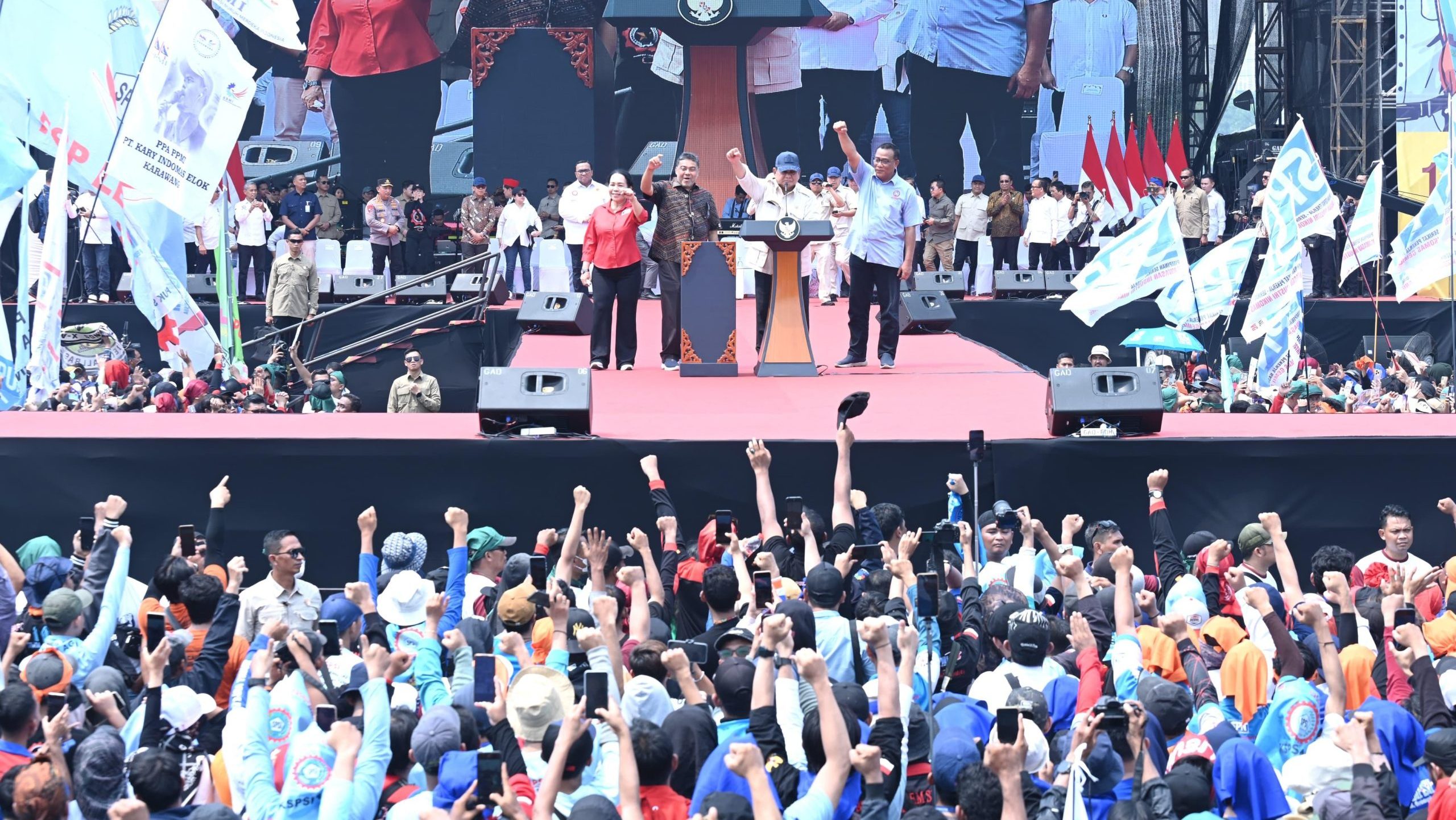 Prabowo Subianto hadir di peringatan Hari Buruh 2025 di Monas, Jakarta, didampingi oleh para pemimpin serikat buruh dan pengusaha. Foto: setneg.go.id