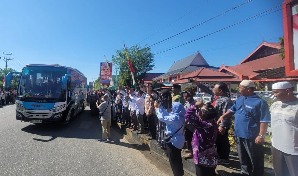 Ribuan warga hadiri pelepasan Jamaah Calon Haji Kabupaten Sanggau 2025. Sebanyak 105 calon haji diberangkatkan secara bertahap mulai 25 Mei 2025. Dok. HO/Istimewa