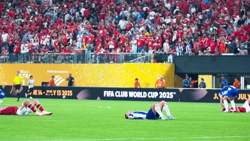 Pemain FC Porto dan Al Ahly terbaring di lapangan dengan kecewa usai dipastikan tersingkir dari fase grup Piala Dunia Antarklub 2025. (Dok. Ist)