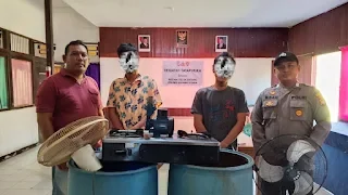 Petugas Polsek Teluk Batang memoerlihatkan barang bukti hasil pencurian dan kedua tersangka. Foto: HO/Faktakalbar.id