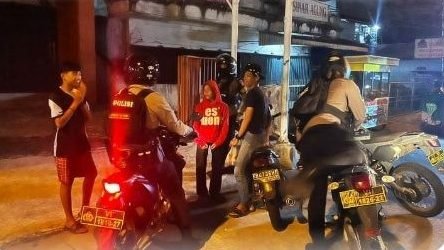 Personel Tim Enggang Polresta Pontianak saat melakukan patroli dini hari di kawasan Pontianak Barat. (Dok. Ist)