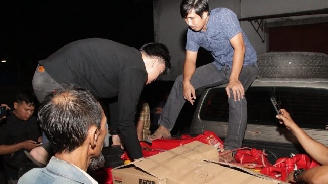 Petugas Ditreskrimsus Polda Kalbar saat menyita kemasan oli yang diduga palsu dari salah satu gudang di Komplek Pergudangan Extra Joss, Kubu Raya. (Dok. Istimewa)