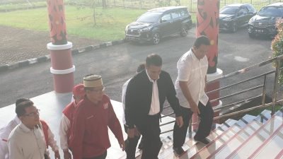 Menteri Pertanian, Arman Sulaiman tiba di Kalimantan Barat, Rabu (04/06/2025) jelang kedatangan Presiden RI Prabowo Subianto besok (05/06/2025) dalam rangka Panen Raya Jagung di Kabupaten Bengkayang. Dok. Istimewa.