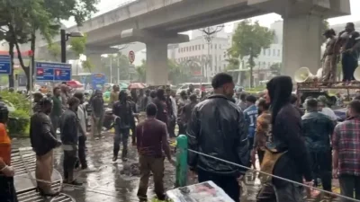 Puluhan warga Papua melakukan aksi demonstrasi di depan Kantor Kementerian HAM, Jakarta Selatan, menuntut audiensi terbuka dengan Menteri Natalius Pigai terkait pelanggaran HAM di Papua. Massa bahkan berhasil menjebol pagar kantor sebelum akhirnya dibendung aparat kepolisian. (Dok. Ist)