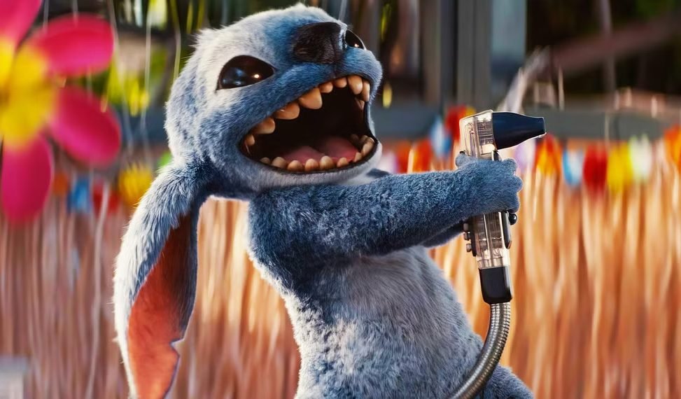 Stitch tampil kocak dalam versi live-action Lilo & Stitch (2025), membawa kembali nuansa jenaka dan penuh kehangatan khas film animasi orisinalnya.