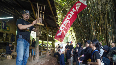 Pelajar dan guru mengikuti pelatihan budaya angklung dalam program School Camp 2025 di Saung Angklung Udjo, Bandung. (Dok. Astra Honda Motor)