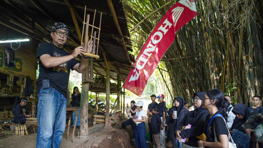 Pelajar dan guru mengikuti pelatihan budaya angklung dalam program School Camp 2025 di Saung Angklung Udjo, Bandung. (Dok. Astra Honda Motor)