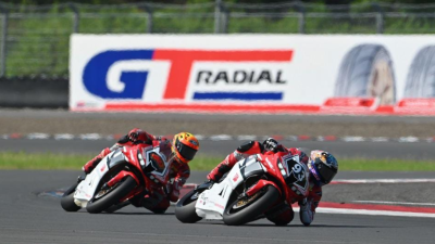 Pebalap Astra Honda melaju di lintasan sirkuit internasional mewakili Indonesia dalam ajang balap dunia. (Foto: Astra Honda Motor)