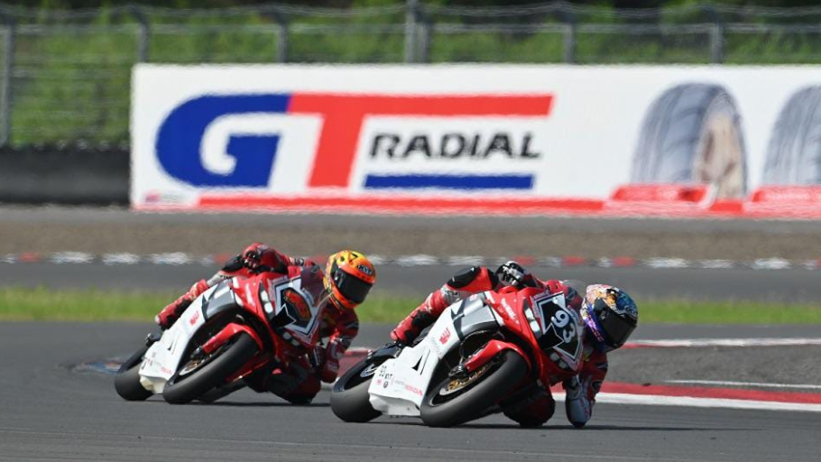 Pebalap Astra Honda melaju di lintasan sirkuit internasional mewakili Indonesia dalam ajang balap dunia. (Foto: Astra Honda Motor)
