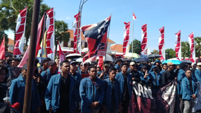 Gambar Aksi Mahasiswa. Mahasiswa UI Cho Yong Gi saat mengikuti aksi May Day dengan atribut tim medis. (Ilustrasi/Istimewa)