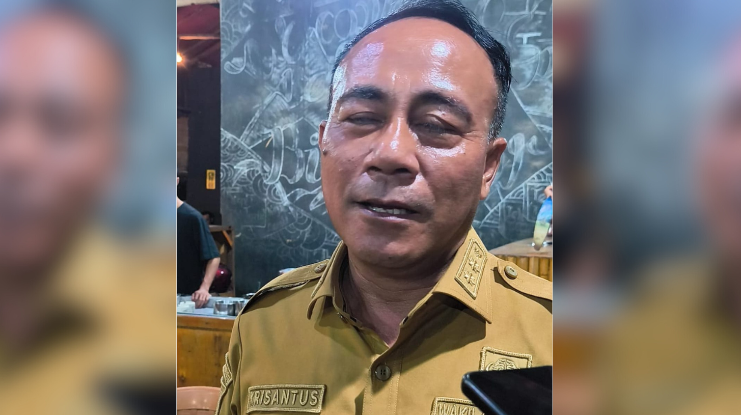 Wakil Gubernur Kalimantan Barat, Krisantus Kurniawan, saat memberikan keterangan pers terkait penggerebekan gudang oli palsu di Kubu Raya. Foto: HO/Faktakalbar.id