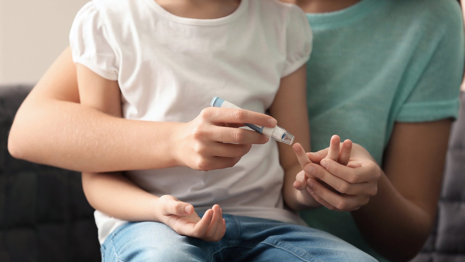 Ilustrasi - Pemeriksaan kadar gula darah pada anak untuk deteksi dini diabetes tipe 5. (Dok. Ist)