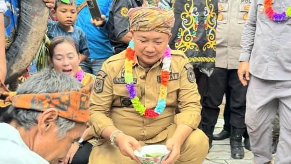 Bupati Ketapang, Alexander Wilyo, berdialog dengan tokoh adat Pesaguan Sekayok di Rumah Adat Serengkah Kiri, Tumbang Titi. (Dok. Istimewa)