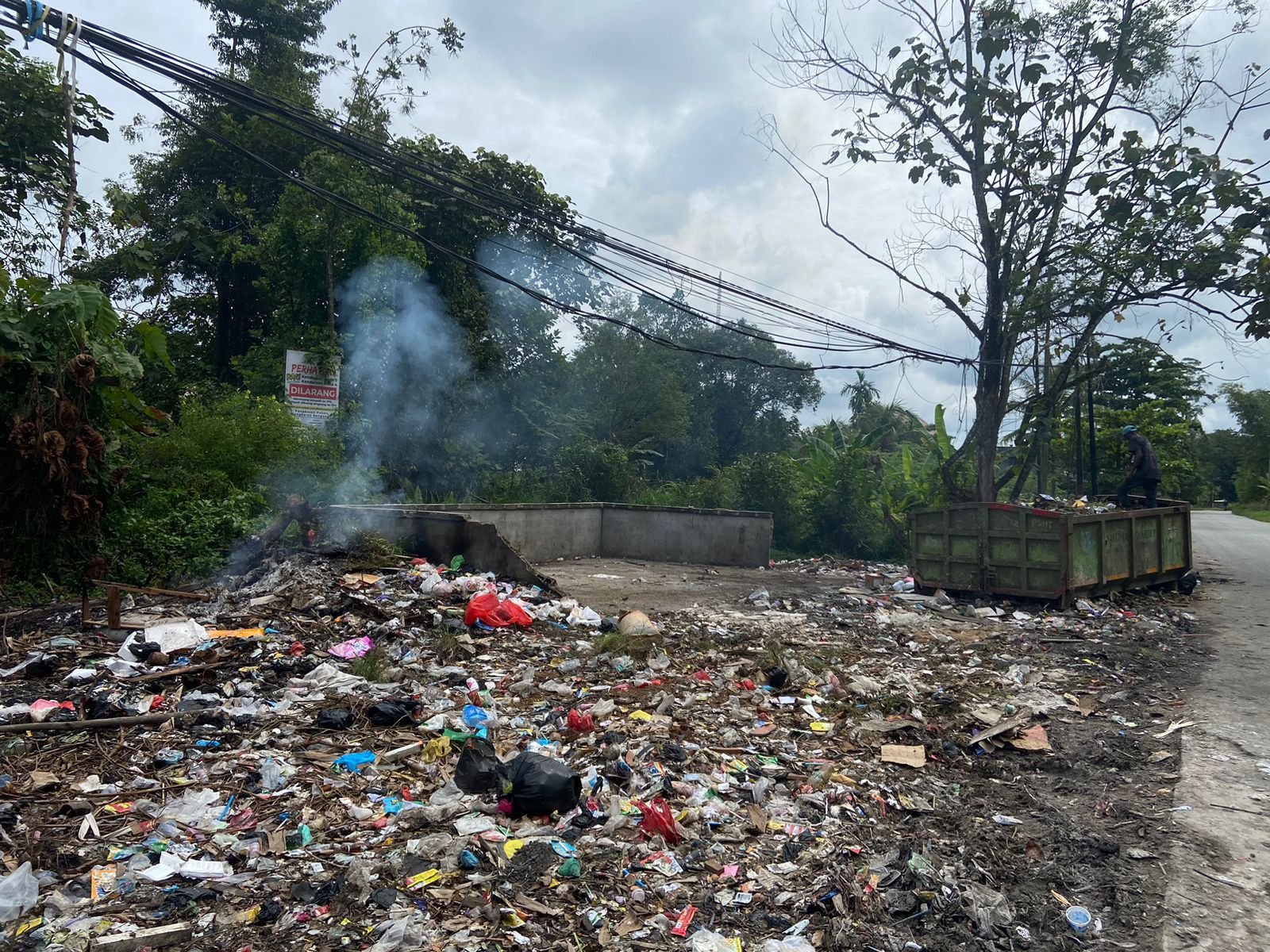Minimnya ketersediaan TPS di Kabupaten Sintang menjadi salah satu penyebab menumpuknya sampah yang berserakan. Foto: Istimewa.