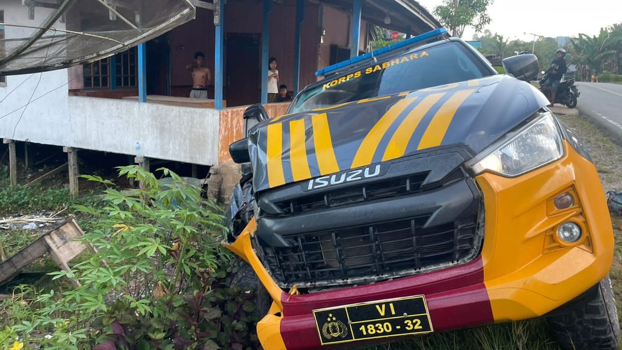 Polres Kapuas Hulu klarifikasi kecelakaan kendaraan dinas pengangkut perangkat Tactical Voice Commander (TVC). Tidak ada korban jiwa dalam insiden tersebut. Dok. Istimewa.