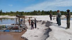 Petugas BKSDA Kalimantan Barat bersama aparat keamanan saat patroli pengamanan fungsional di kawasan Cagar Alam Desa Mandor, Kabupaten Landak. (Dok. Ist)