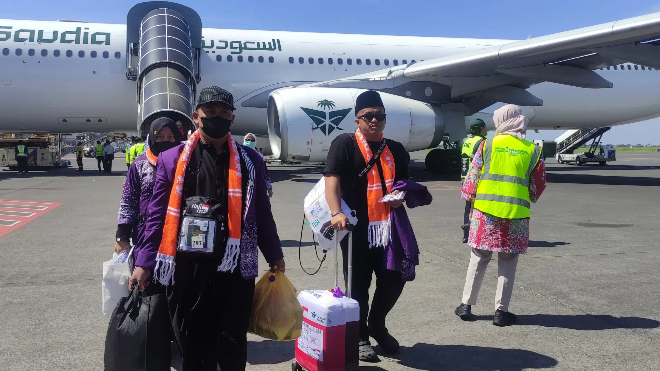 Seluruh jemaah haji kloter 33 tiba di Bandara Internasional Juanda, Senin (22/6) pagi. (Dok. Ist)