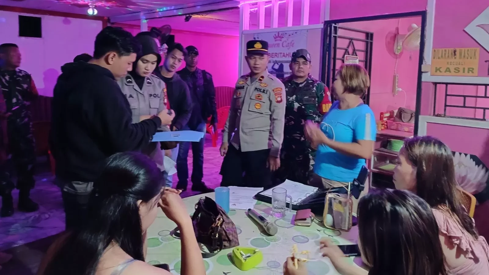 Petugas gabungan dari Polsek, Koramil, dan unsur kecamatan saat menggelar patroli di salah satu tempat hiburan malam di Putussibau Selatan, Sabtu malam (21/6). Dok. Istimewa