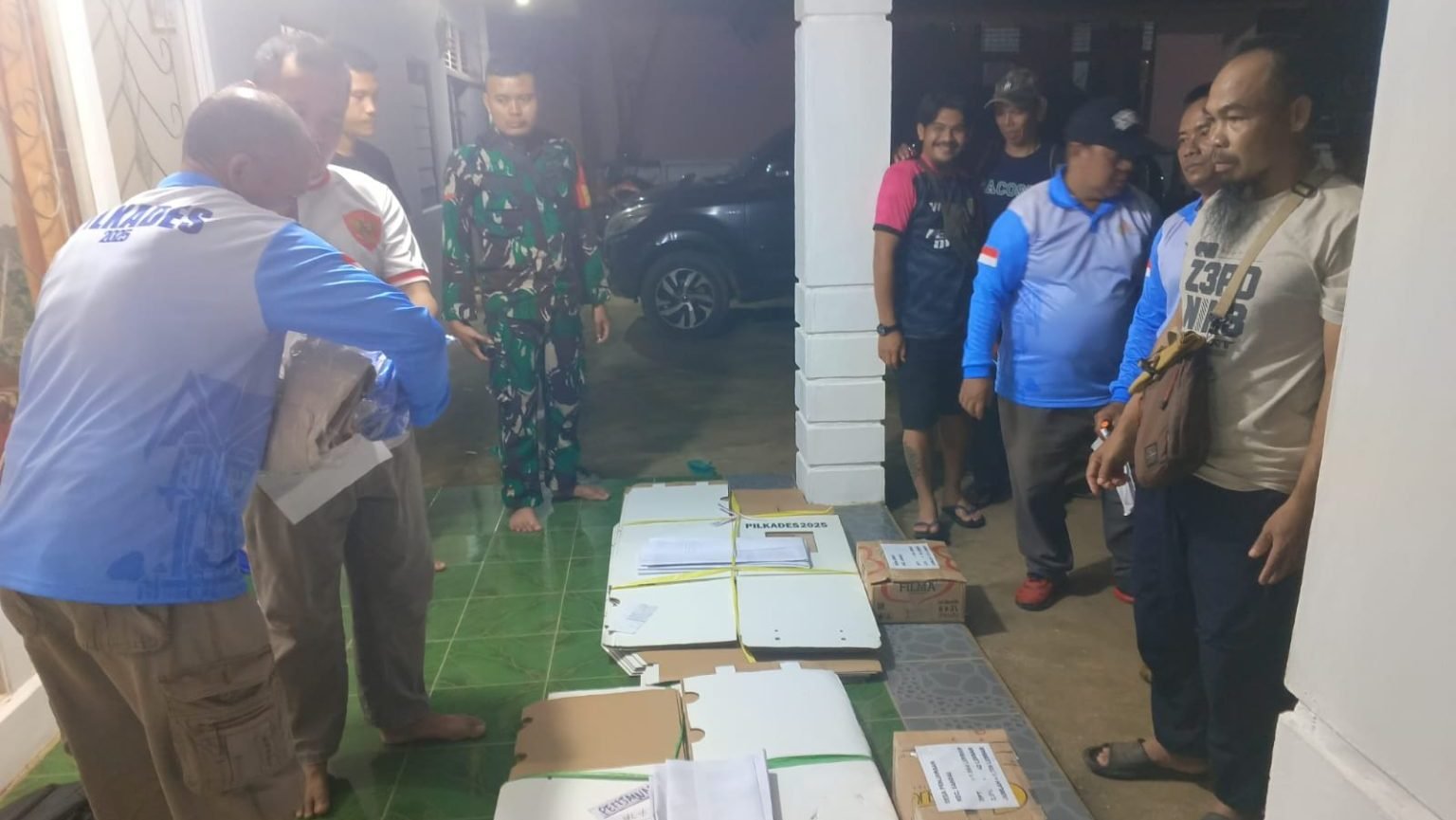 Pengawalan logistik Pilkades menuju desa tujuan di Kecamatan Sandai. (Dok. Ist)