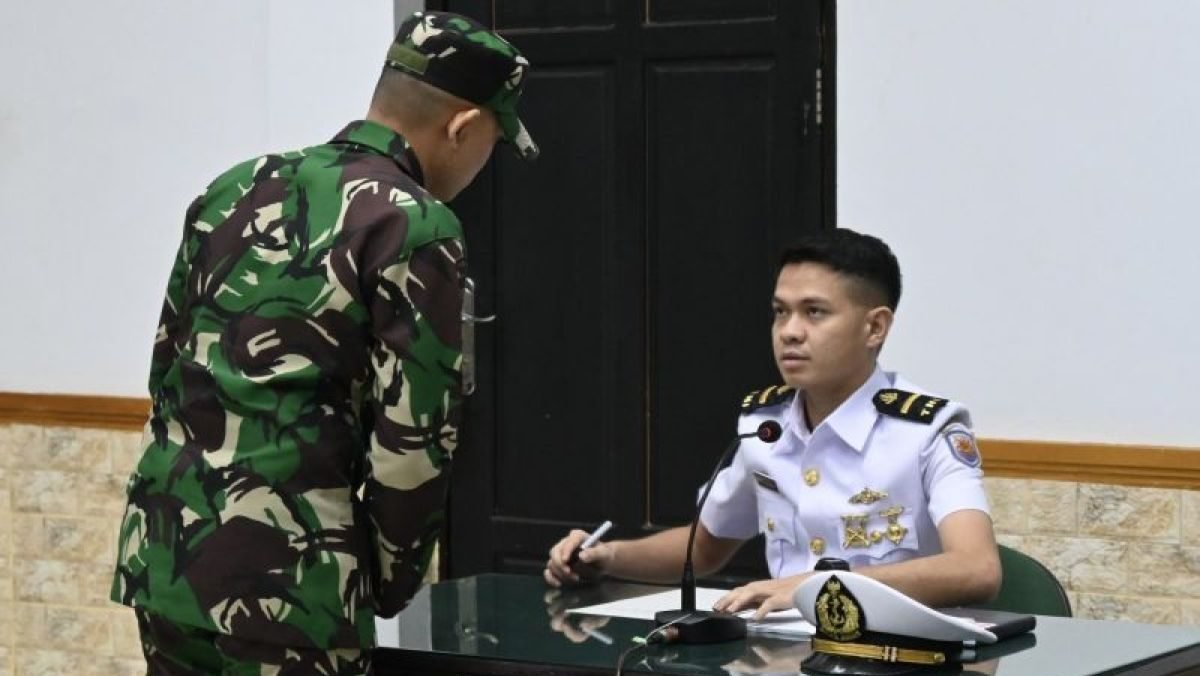 Terdakwa Jumran saat berdialog dengan penasihat hukumnya (4/6/2025). Dok. Ist