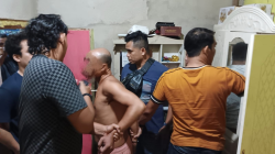 Personel Satreskrim Polres Landak mengamankan barang bukti hasil pencurian berupa HP dan tabung gas elpiji. (Dok. Polres Landak)