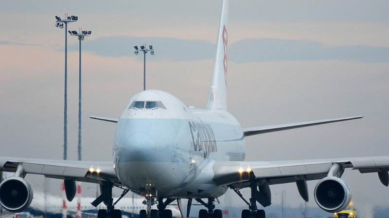 Gambar: Pesawat sedang mendarat di landasan bandara. Jemaah haji tiba di bandara dengan membawa barang bawaan usai menunaikan ibadah haji. (Ilustrasi/Istimewa)