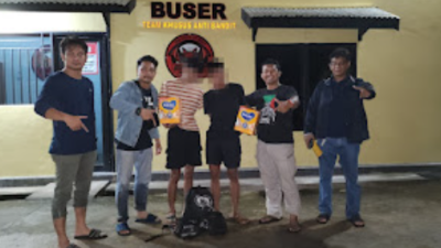 Petugas Satreskrim Polres Ketapang saat mengamankan dua pelaku pembobolan toko swalayan di Delta Pawan. Dok. Ist