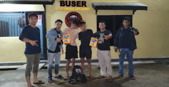 Petugas Satreskrim Polres Ketapang saat mengamankan dua pelaku pembobolan toko swalayan di Delta Pawan. Dok. Ist