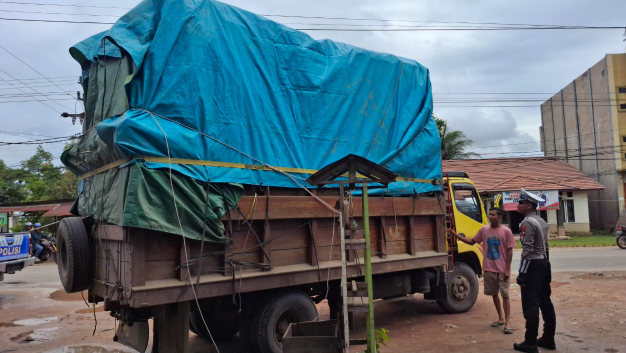 Tim Satuan Lalu Lintas Polres Melawi saat memberikan sosialisasi kepada pengemudi kendaraan barang tentang bahaya dan aturan kendaraan Over Dimension dan Over Load. (Dok. Ist)