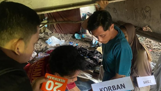 Penyidik Satreskrim Polresta Pontianak saat menggelar pra rekonstruksi kasus pembunuhan anak di kawasan Jembatan Tol Landak 2, Pontianak, Kalimantan Barat. (Dok. Ist)