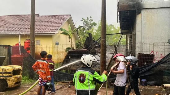 Petugas pemadam kebakaran berjibaku memadamkan api di lokasi kebakaran gudang milik warga di Sungai Kakap, Kubu Raya, Minggu (1/6/2025). Foto: HO/Faktakalbar.id