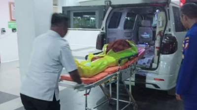 Mayat Chalimi, ABK kapal pencari cumi-cumi yang meninggal akibat kecelakaan kerja di perairan Pulau Temajo, dimasukkan ke dalam ambulans di RSUD dr Rubini Mempawah, Rabu (4/6/2025). Dok. Istimewa