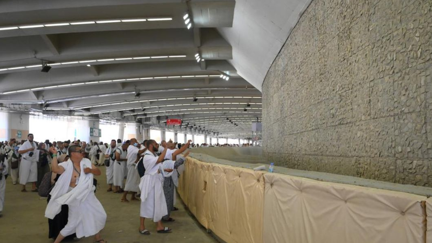 Suasana jemaah saat prosesi lempar jamrah di Jamarat, salah satu lokasi penting dalam ibadah haji. (Dok. Ist)