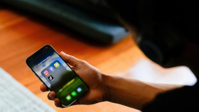 Ilustrasi kecanduan gadget pada anak Penggunaan berlebihan dapat memengaruhi perkembangan otak dan emosi sejak usia dini. (Dok. Ist)