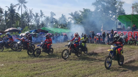 Aksi para rider di lintasan TRC 2025 Seri 2 yang digelar di Sirkuit Dataran Merdeka, Sambas. (Dok. Ist)