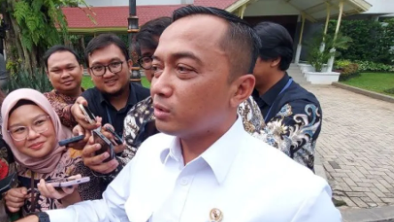 Menteri Sekretaris Negara Prasetyo Hadi saat menyampaikan tanggapan di kompleks Istana Kepresidenan RI, Jakarta, Selasa (10/6/2025), terkait dengan pemberian jam tangan Rolex kepada pemain Timnas. (Dok. Ist)