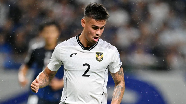 Bek Timnas Indonesia, Mees Hilgers, berusaha menghadang serangan pemain Jepang dalam laga terakhir Grup C Kualifikasi Piala Dunia 2026 Zona Asia di Stadion Suita, Jepang, Selasa (10/6/2025). Dok. Istimewa