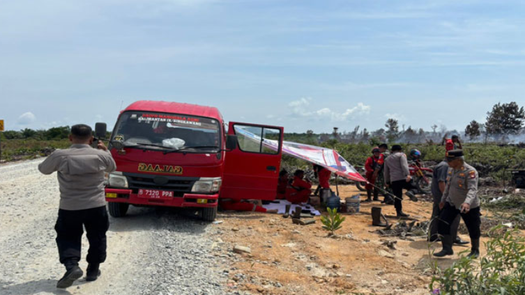 Petugas gabungan dari TNI, Polri, dan pemerintah Kecamatan Singkawang Selatan saat memasang spanduk imbauan pencegahan karhutla di Jl. Raya Pasir Panjang, Selasa (10/6/2025). Dok. Istimewa