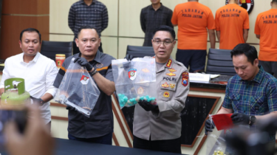 Petugas Ditreskrimsus Polda Jatim menunjukkan barang bukti tabung LPG hasil praktik ilegal pemindahan gas subsidi di Malang. (Dok. Ist)