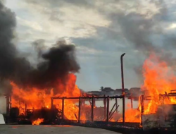 Kebakaran Kapal Angkut di Pelabuhan Senghi, Warga Evakuasi Darurat